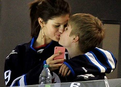 Justin Bieber quấn lấy Selena Gomez