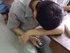 Khi teen biến lớp học thành "địa bàn" để làm việc riêng