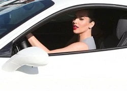 Kim Kardashian gợi cảm bên siêu xe Ferrari 458