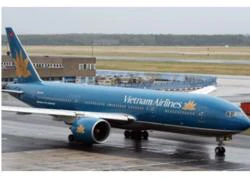 Máy bay Vietnam Airlines va phải ôtô