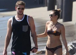 Miley Cyrus diện bikini tình cảm bên bạn trai Liam