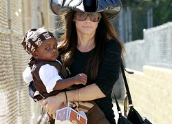 Những giờ phút vui vẻ của mẹ con Sandra Bullock