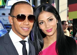 Nicole Scherzinger chia tay bồ trẻ Lewis Hamilton