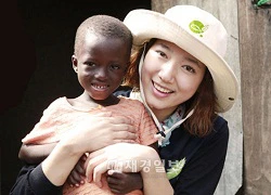 Park Shin Hye đi tình nguyện ở Ghana