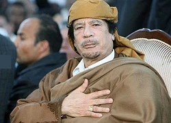 Gadhafi bị bắn chết và kéo xác trên đường