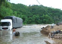 Phú Yên: Mưa lớn, xe tải sụp hố cầu Sông Cô