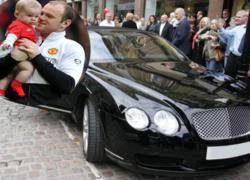 Rooney chơi sang với ghế da Bentley cho quý tử