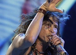 Steven Tyler ngã gãy răng