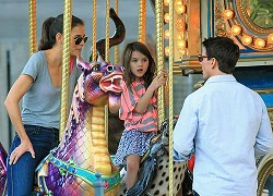 Suri Cruise đi đu quay cũng điệu