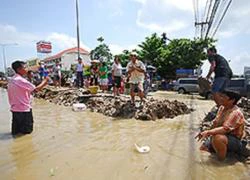 Thái Lan phát bao cao su cho dân vùng lụt