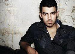 Thưởng thức ca khúc Chris Brown "đo ni đóng giày" cho Joe Jonas