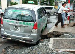 TP.HCM: Thêm một taxi 7 chỗ lọt "hố tử thần"