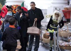 Vợ chồng Obama chia kẹo Halloween