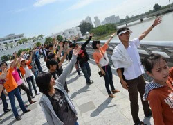 700 sinh viên Việt nhảy flash mob trên cầu