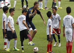 Becks tận tình chỉ dẫn trẻ em Indonesia chơi bóng