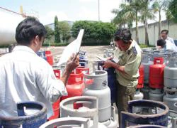 Bình Dương: Phát hiện 2 cơ sở sang chiết - tiêu thụ gas giả