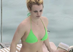 Britney khoe dáng với bikini