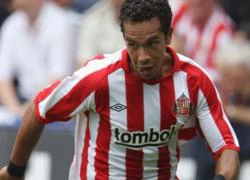 Cha của Kieran Richardson đánh trọng tài