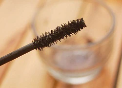 Chế mascara đủ màu với phấn mắt