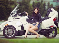 Cô nàng chân dài thả dáng bên Can-am Spyder RT trắng muốt