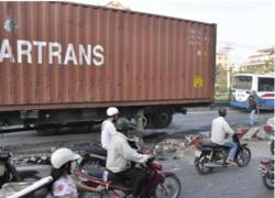 Container nổ bánh, tông nát dải phân cách