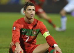 Đấu giá... mảng cỏ ngáng chân Ronaldo