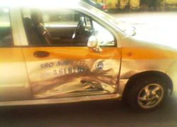 Hà Nam: Taxi bị tông văng xa 10 mét