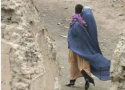 Hai mẹ con người Afghanistan bị ném đá, bắn chết