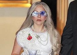 Lady Gaga đeo kính hình lục giác