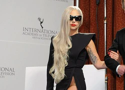 Lady Gaga mặc váy xẻ&#8230; &#8220;liều lĩnh&#8221;