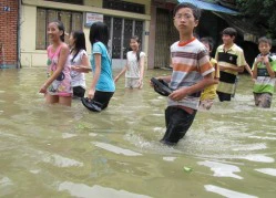 Miền Trung: Mưa lũ lớn khiến nhiều trường phải đóng cửa