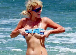 Paris Hilton sợ bị sóng đánh tuột bikini