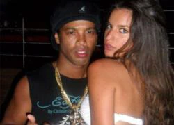 Ronaldinho: Sống sượng khoe trò trước webcam