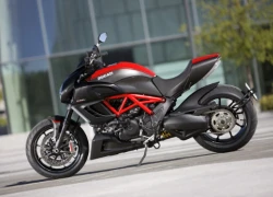 Sao "Ma trận" chạy thử Ducati Diavel