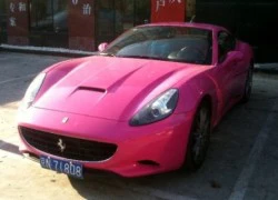 Siêu xe Ferrari California màu hồng