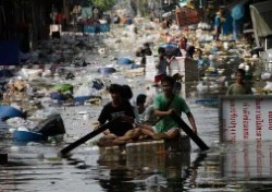 Thuyền bè tự chế siêu &#8220;độc&#8221; trong ngày lũ ở Thái