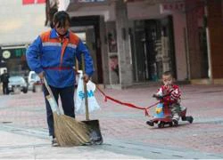 Trung Quốc: Tội nghiệp cảnh em bé theo chân mẹ trên mỗi nẻo đường quét rác