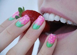 Vẽ nail ngộ nghĩnh với họa tiết trái dâu