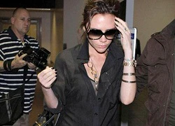 Victoria Beckham 'nghiện' đồng hồ kim loại