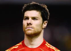 Vợ chồng Xabi Alonso nắm tay nhau đi đón con