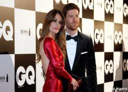 Xabi Alonso đưa bà xã đi nhận giải