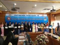 60 sinh viên Ngoại thương nhận học bổng tổng trị giá 12.000 USD