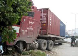 &#8220;Bay&#8221; qua dải phân cách, xe container lao vào nhà dân