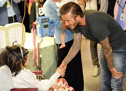 Becks tích cực làm từ thiện khi du đấu