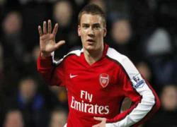 Bendtner "hớn hở" trong phút mặc niệm Gary Speed