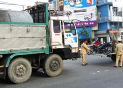 Bị xe tải kéo lê trên đường, 2 người thương vong