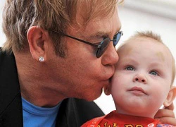 Con trai đáng yêu của &#8216;vợ chồng&#8217; Elton John