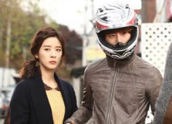 "Công tử" Jung Il Woo đội mũ bảo hiểm đi "tỉnh tò"