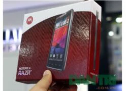 Đập hộp smartphone mỏng nhất thế giới Motorola RAZR