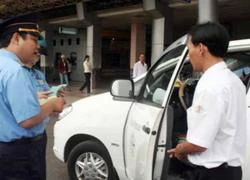 Đình chỉ 2 hãng taxi tại sân bay Tân Sơn Nhất